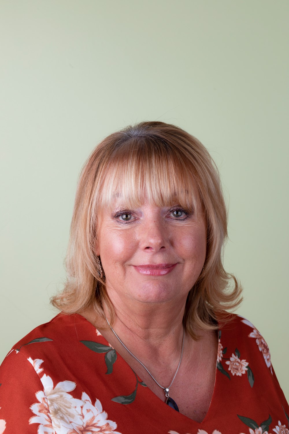 Debbie Collins<br />
Finance Director & Freelance Holistic Therapies Practitioner
